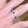 Anillo delicado con un toque de alta gama, anillo único con piedra azul de encaje brillante para mujer, diseño exquisito simple y versátil