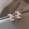 Pendientes irregulares con costuras blancas, pendientes de circonitas exquisitas y súper brillantes, estilo femenino dulce y fresco, pendientes ligeros de lujo de alta calidad al por mayor