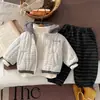 Conjunto Outono e Inverno para Meninos 2026 Novo Estilo Jaqueta Infantil Espessa com Forro de Fleece Roupas de Inverno Estilosas Conjunto Quente de Três Peças Tendência Dropshipping