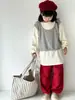 Conjunto de Ropa de Otoño para Niñas: Chaleco de punto en capas con camiseta sin mangas holgada, camiseta de manga larga, pantalones rojos de pierna ancha, conjunto casual de dos piezas para niños