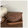 Bolsa de Peito Ins Estilo Japonês Feminina 2025 Nova Veludo Cotelê Nicho Morango Versão Coreana Bolsa Transversal para Celular