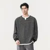 Novedad Otoño/Invierno 2026: Sudadera Casual de Moda Americana de Calle para Hombre, Manga Larga, Cuello en V, Rayas, con Diseño Falso de Dos Piezas