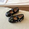Sapatos Mary Jane de Couro para Meninas de 3-6 Anos Estilo Outono Solado Macio Sapatos Doces de Princesa Sapatos Individuais Prateados Estilosos Sapatos de Performance Infantil