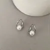 Brincos de Orelha Minimalistas Pérola Cinza Frio, Versáteis e Únicos, com um Toque de Luxo, Brincos Estilosos, Acessórios de Orelha de Nicho e Únicos