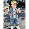 Conjunto de Roupas de Outono para Meninos 2026 Novo Estilo Bebê Menino Estiloso Recém-Nascido Primavera e Outono Bonito Conjunto de Três Peças em Jeans Dropshipping