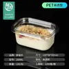 Caja rectangular de plástico transparente con tapa, compartimentada y sellada, para empaquetar ensalada de frutas.