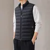 26 Nueva chaleco de algodón con cuello alto de otoño e invierno para hombre, chaqueta de algodón sin mangas gruesa y cálida, prenda exterior holgada y versátil para hombres jóvenes