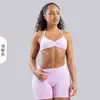 Sujetador deportivo cruzado de nailon mate de alta elasticidad con cuello halter, espalda descubierta fruncida para mujer, sujetadores deportivos al por mayor