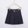 Falda plisada anti-exposición para mujer, nuevo estilo otoño e invierno con cinturón, pantalón corto versátil de línea A de cintura alta que estiliza