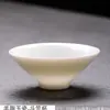 Cerâmica Dehua, um conjunto de seis xícaras de chá pequenas em formato de chapéu cônico, feitas de um material semelhante a jade de gordura de carneiro, adequadas para uso doméstico ou de escritório