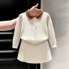 Conjunto tricotado estilo coreano para meninas, novo estilo outono e inverno 2026, inspirado na Chanel, para bebês meninas, apresentando suéter com gola polo em tricô rendado e saia