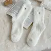Meias de Veludo de Visão para Mulheres no Inverno, Meias Quentes com Forro de Fleece, Meias de Cano Médio Bordadas com Desenhos Animados Fofos, Meias Felpudas, Brancas