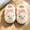 Adoráveis pantufas de algodão em formato de porco com gravata borboleta, nova coleção outono/inverno 2026, fofas e aconchegantes para meninas, modelo fácil de calçar, pantufas felpudas para usar em casa