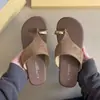 Novas Sandálias Rasteirinhas Fechadas de Metal Antiderrapante Retro Versáteis 2026 Chinelos para Mulheres Praia ao Ar Livre Tiras de Dedo Verão Costeiro