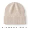 Cómodo y clásico gorro de punto con una abertura trasera, nuevo estilo otoño/invierno, hecho de cálido cachemir, color liso, diseño versátil y simple, con protección para los oídos