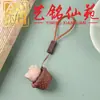 O pingente de durian de sândalo pode ser usado como um item decorativo para artesanato com tema de frutas, acessórios de carro, mesas de chá, salas de estar ou como um ornamento para casais para carregar por aí.
