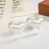 Un Pendiente de Perla Versátil con Forma de Corazón Cepillado con un Diseño de Nicho, Aspecto de Alta Gama, Estilo Vintage y Pendientes de Botón Versátiles para Mujer