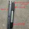 Un juego completo de diversos engranajes de transmisión, ejes hexagonales y ejes estriados dentro de la carcasa de una máquina zanjadora y surcadora con ejes dentados para la gestión de jardines.