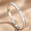 Pulsera de acero de titanio chapado en oro de 18 quilates con nácar blanco y cierre de diamante, diseño abierto, lujo ligero, no se decolora, superventas transfronterizo, venta al por mayor de fábrica