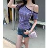 Foto Real de Blusa Cropped Roxo Listrado de Manga Curta Fora do Ombro para Mulheres, Nova Tendência de Verão 2025