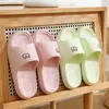 Pantuflas de baño con temática de oso, portátiles para residencias estudiantiles, hoteles y uso doméstico, con una sensación cómoda, estilo popular antideslizante para mujer, sandalias de baño para niñas