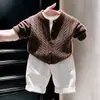 Conjunto de duas peças para meninos estilo coreano outono e inverno 2026: novo suéter marrom com cardigã de tricô trançado e calça casual branca infantil