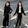 Conjunto de estilo esportivo para meninas, novo modelo primavera e outono 2026, conjunto de duas peças casual e estiloso para crianças mais velhas, moderno e descolado