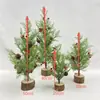 Enfeites de árvore de Natal simulados de vários tamanhos com base de juta, apresentando frutas vermelhas e pinhas, para decoração de mesa, janela e cena de Natal.