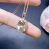 ¡Colgante de cristal verde natural! ¡El cristal está limpio! ¡El color fuego es súper fuerte! El tamaño de la piedra suelta es de 9*11 mm