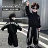 Conjunto Masculino Primavera e Outono 2026 Novo Estiloso Infantil Estilo Coreano Jaqueta Corta Vento Bebê Estilo de Rua Conjunto de Duas Peças Tendência