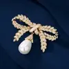 Broche Elegante com Laço, Corsage Estiloso de Pérola para Mulheres de Alto Padrão, Alfinete de Design Único, Acessório para Terno
