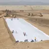 Suministrado directamente por el fabricante, el geotextil blanco se utiliza para la protección de terraplenes de embalses, el aislamiento de reservorios de agua, la filtración antisísmica y la protección de taludes.