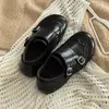 Zapatos Planos Estilo Dulce Brogue con Suela Gruesa para Mujer 2025 Invierno Nuevo Estilo Correa de Hebilla de Una Línea Versátiles Zapatos Pequeños de Cuero que Aumentan la Altura Interior