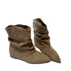 Botines de punta afilada estilo vintage con pliegues y tacón oculto, con una abertura en forma de V para un efecto adelgazante, perfectos para un look moderno y de piernas cortas.