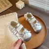 Zapatos para niños en un estilo dulce con moños, zapatos Mary Jane de cuero plateados para niñas, zapatos planos bajos de encaje de princesa con suelas suaves