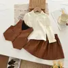 Moda Bebê Primavera e Outono Estilo Novo Fashion 2026 Outono Roupa Estilosa Meninas Colete PU Camisa de Manga Longa Saia Curta Conjunto de Três Peças
