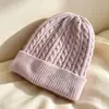 Gorro de tricô de inverno europeu e americano transfronteiriço para mulheres, forrado com fleece e espessado para aquecimento, gorro versátil para atividades ao ar livre para adultos