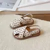 Sandálias Doces Fechadas para Bebê 2026 Novo Estilo de Verão para Meninas Novas Sandálias Princesa Florais com Tiras Cruzadas Sapatos de Praia com Solado Macio