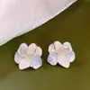 Pendientes de lujo ligero de alta gama, pendientes de botón de flor frescos y dulces, diseño de nicho, temperamento suave, versátiles y modernos, pendientes para mujer