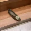 Zapatos de vestir planos de nuevo estilo 2026 con puntera fina, aumento interior de 20 mm, diseño adelgazante de punta cuadrada, modernos adornos metálicos de otoño