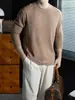 [Lujo Sencillo de Caballero] Camiseta de Manga Larga con Cuello Redondo y Rayas Verticales para Hombre, Camisa Base Lisa Suave y Amigable con la Piel Otoño 2026