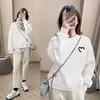 Sudadera de Cuello Redondo Otoño e Invierno para Mujer 2025 Nueva Engrosada sin Capucha Pulóver Estilo Europeo Holgada Corazón Manga Larga