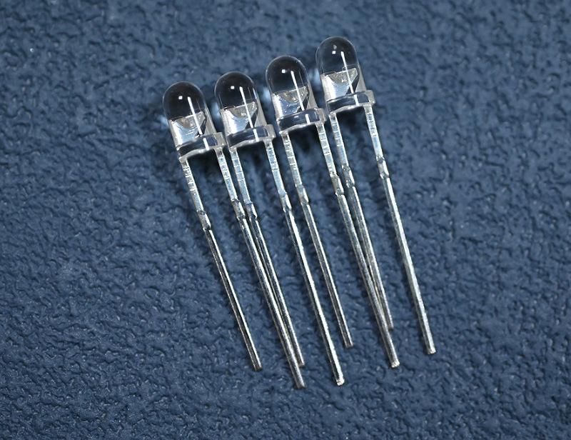 深圳白发绿灯绿光f3灯珠有边短脚3mm插件圆头透明高亮翠绿色led灯珠3V生产厂家