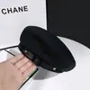 Hebilla de Metal Estilo Británico Boina para Mujer Primavera y Otoño Estilo Japonés Versátil Cabeza Grande Retro Ala Plana Sombrero de Pintor Moderno