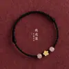 Pulsera de Hilo Rojo de la Suerte Flor de Durazno, Tejida a Mano con Pequeño Colgante de Flor de Durazno, Versátil para Estudiantes Hombres y Mujeres, Pulsera de Cuentas de Buena Suerte para Parejas