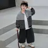 Conjunto de Roupa de Outono para Meninos 2026 Novo Estiloso da Moda Roupas de Bebê Suéter Cardigan Menininho Conjunto de Três Peças Infantil