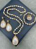 Conjunto de cuatro piezas de perla barroca de agua dulce con forma especial de concha de perla, exquisito conjunto de diamantes checos de alta gama incrustados a mano.
