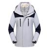 Procesamiento y Personalización de Chaqueta Delgada de Montañismo con Combinación de Colores Blanco y Negro, Simple, Moderna, Cálida y Cómoda Chaqueta de Felpa