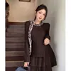 Conjunto de duas peças transfronteiriço com inspiração vintage, apresentando um top de tricô plissado com gola redonda e mangas compridas, e uma saia em camadas de camada dupla, combinado com um lenço de estampa de leopardo