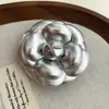 Broche Camélia Dourado e Prateado Retro Francês, Flor de Couro Pequena Fragrante da Moda e de Alta Qualidade para Roupas de Exterior e Acessórios